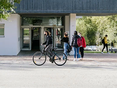 La Universitat té 30 anys. Coneix-ne la història i el present. Construeix el seu futur.